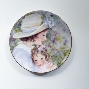 VTG 1996 Avon Mother's Day Collector Plate, 22K Gold Trim, “Tender Moments”